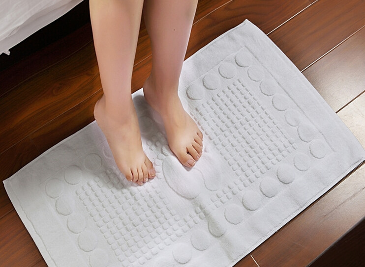 Thảm chùi chân khách sạn trong phòng ngủ